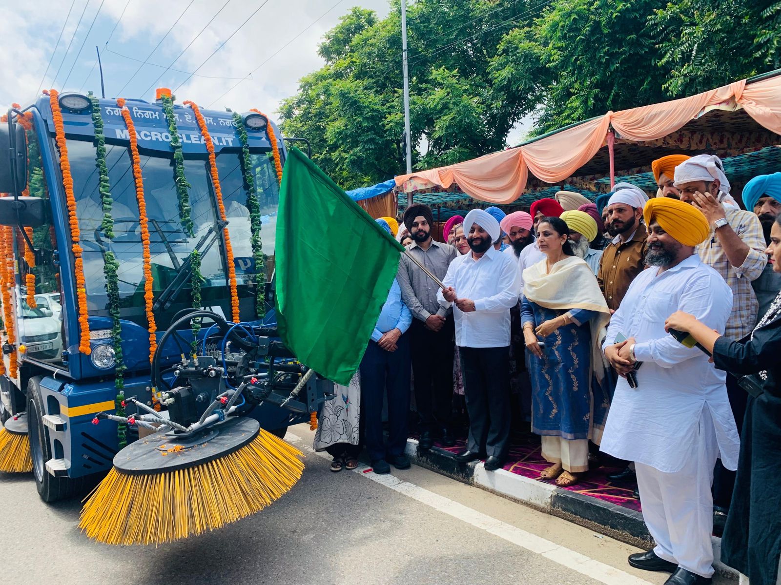 ਵਿਧਾਇਕ ਕੁਲਵੰਤ ਸਿੰਘ ਨੇ ਮੋਹਾਲੀ ਸ਼ਹਿਰ ਦੀ ਮਕੈਨੀਕਲ ਸਵੀਪਿੰਗ ਦੀ ਸ਼ੁਰੂਆਤ ਕਰਵਾਈ