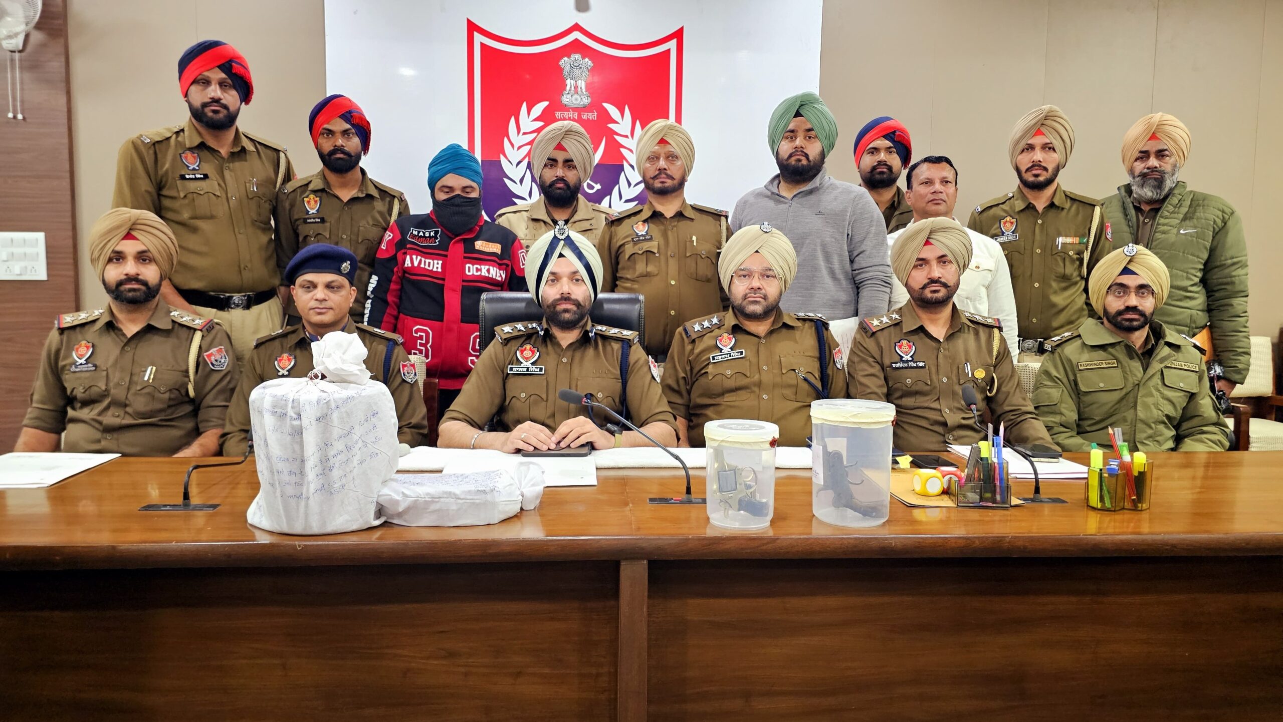 ਕਤਲ ਕੇਸ ਵਿਚ ਭਗੋੜਾ ਦੋ ਨਾਜਾਇਜ਼ ਹਥਿਆਰਾਂ ਸਮੇਤ ਗਿ੍ਰਫਤਾਰ: ਐਸ. ਐਸ. ਪੀ. ਡਾ ਨਾਨਕ ਸਿੰਘ