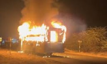 ਗੁਜਰਾਤ `ਚ ਚਲਦੀ ਬੱਸ `ਚ ਅੱਗ ਲੱਗਣ ਕਾਰਨ ਹੋਈ ਇਕ ਯਾਤਰੀ ਦੀ ਮੌਤ