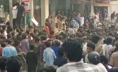 ਇਕ ਰੁਪਏ ਵਿਚ ਜੁੱਤੀਆਂ ਦੀ ਆਫਰ ਤੇ ਇਕੱਠੀ ਭੀੜ ਤੇ ਪੁਲਸ ਨੇ ਕੀਤਾ ਲਾਠੀਚਾਰਜ