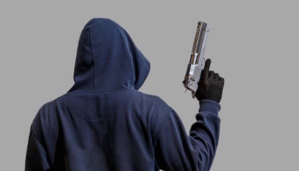 ਸਕੂਟਰੀ ਸਵਾਰ ਨੇ ਨੌਜਵਾਨ ‘ਤੇ ਗੋਲੀਆਂ ਚਲਾ ਕੇ ਕੀਤਾ ਗੰਭੀਰ ਜ਼ਖ਼ਮੀ